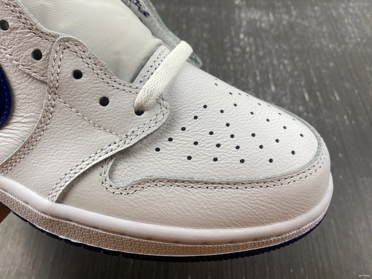 - Retro 1 Low Blue Metallic Jordan 705329-106 0208